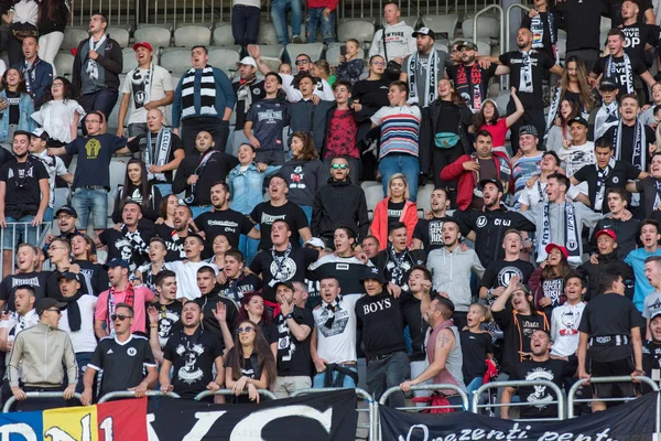 Multitud de aficionados al fútbol, simpatizantes en la tribuna — Foto de Stock