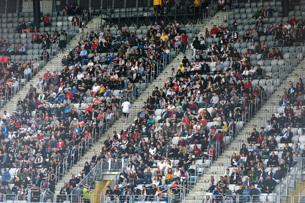 Multitud de aficionados al fútbol, simpatizantes en la tribuna —  Fotos de Stock