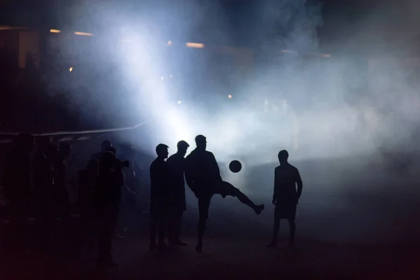 Silhouette dei giocatori di calcio nelle luci dello stadio — Foto Stock