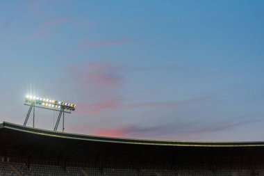 Stadyum ışıkları mavi gökyüzü karşı