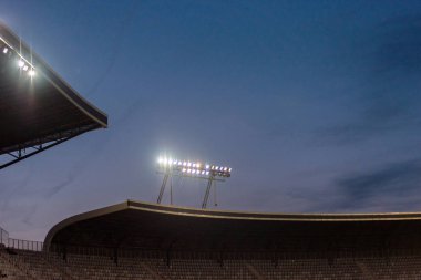 Stadyum ışıkları mavi gökyüzü karşı