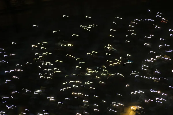 Flou de mouvement des téléphones intelligents lumineux dans une tribune sombre — Photo