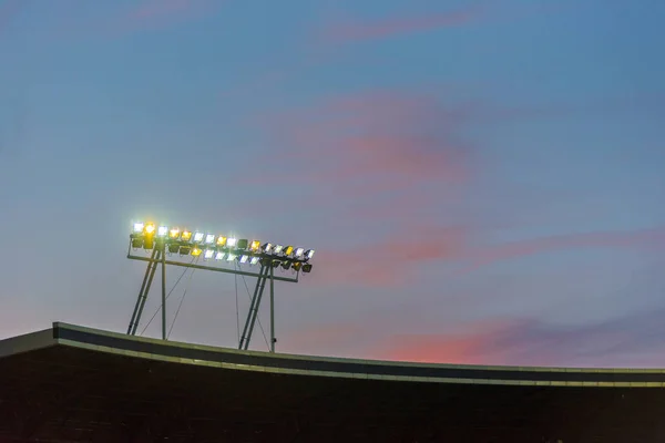 Luces del estadio contra el cielo azul — Foto de Stock