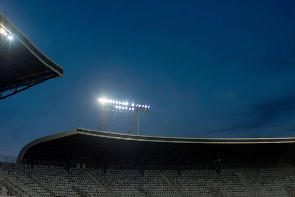 Světla na stadionu proti modré obloze — Stock fotografie