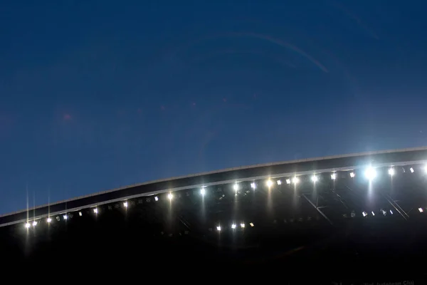Огни стадиона против голубого неба — стоковое фото