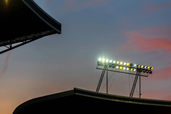 Luces del estadio contra el cielo azul — Foto de Stock