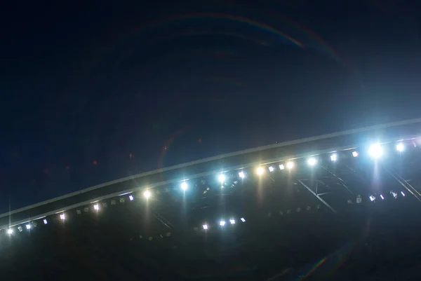 Lumières de stade contre le ciel bleu — Photo