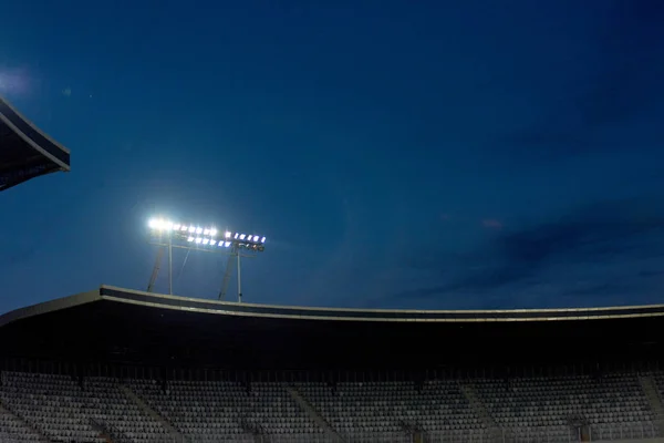 Luces del estadio contra el cielo azul — Foto de Stock