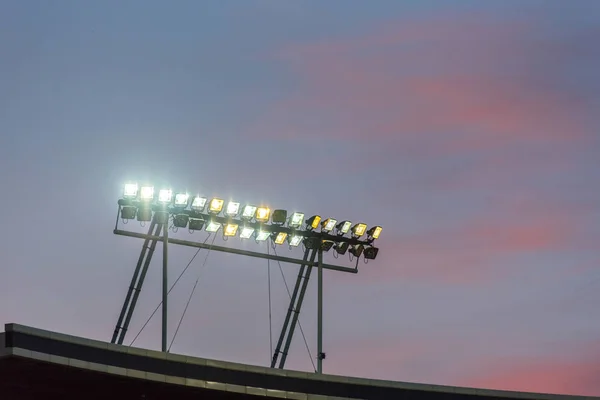 Luces del estadio contra el cielo azul — Foto de Stock