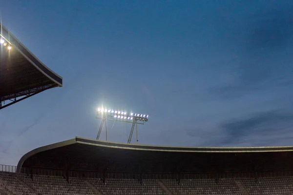 Světla na stadionu proti modré obloze — Stock fotografie