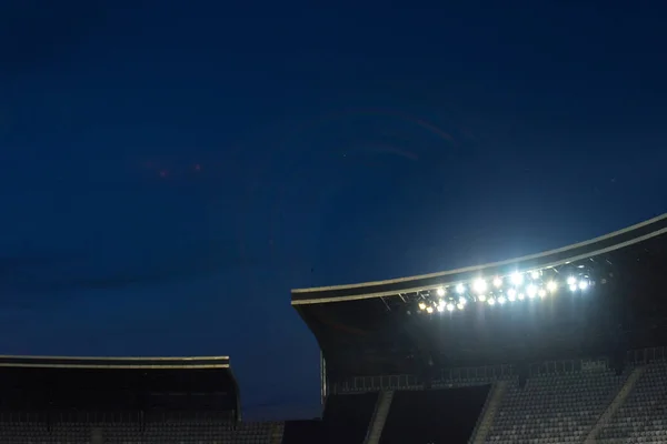 Luci dello stadio contro il cielo blu — Foto Stock