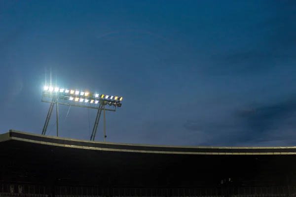 Světla na stadionu proti modré obloze — Stock fotografie