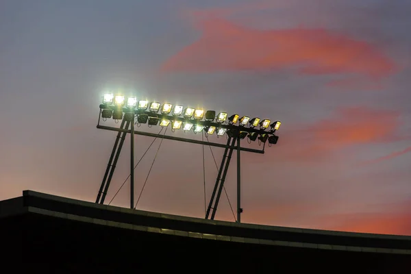 Огни стадиона против голубого неба — стоковое фото