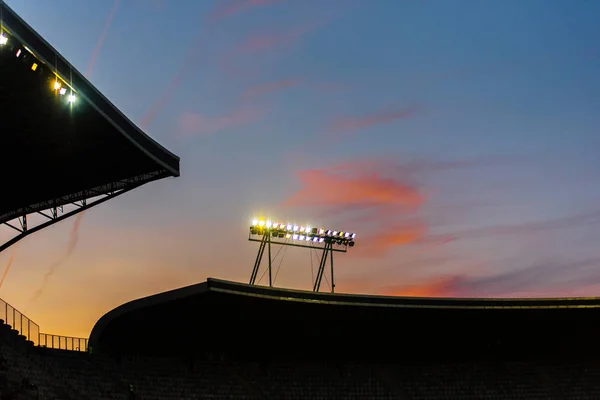 Luci dello stadio contro il cielo blu — Foto Stock