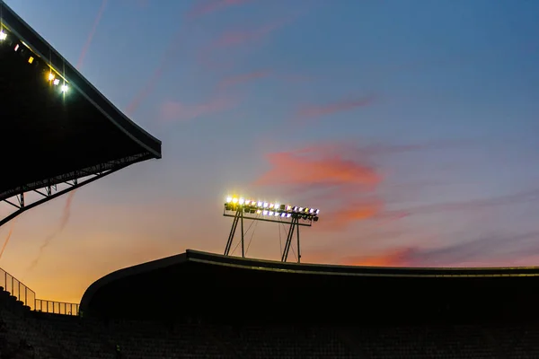 Světla na stadionu proti modré obloze — Stock fotografie