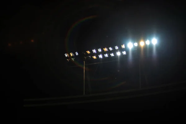 Luci dello stadio contro il cielo blu — Foto Stock