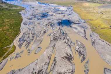 Buzul nehir sisteminin havadan insansız hava aracı görünümü, İzlanda