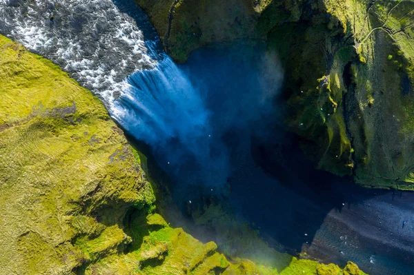 Vista aérea de la cascada de Skogafoss, Islandia por dron — Foto de Stock