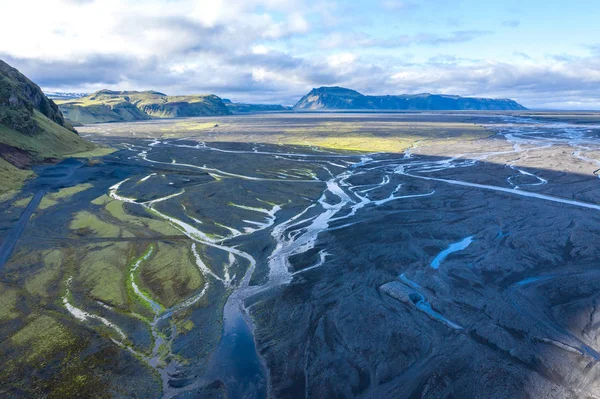 Légi drone kilátás egy hatalmas folyómederre, Izland — Stock Fotó