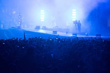 Rock konserinde insan kalabalığı