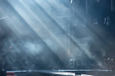 Konser sırasında sahne dumanı etkileri