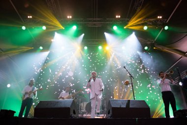 Sahnede canlı ska konseri