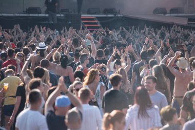 Müzik festivalinde dans eden neşeli insanlar