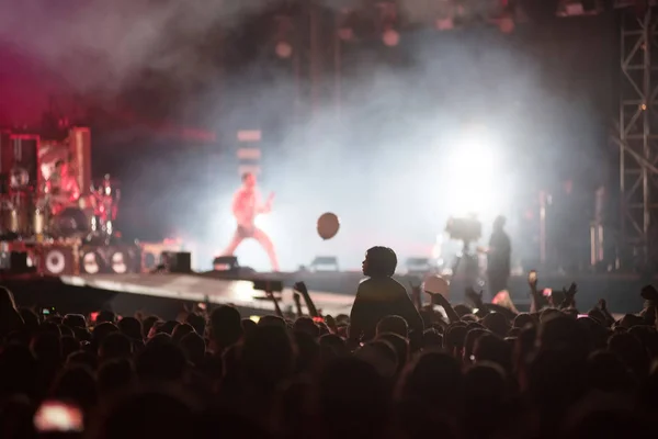 Menschenmenge bei Rockkonzert — Stockfoto