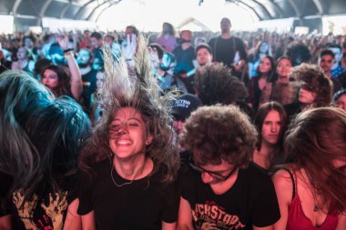 Rock konseri sırasında kalabalık parti