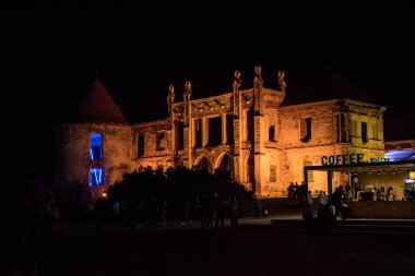 Banffy kalesi gece aydınlatılmış, Romanya