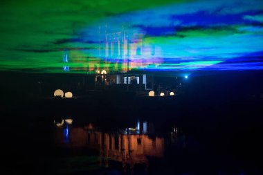 Banffy kalesi gece aydınlatılmış, Romanya