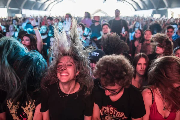 Multitud de fiesta durante el concierto de rock — Foto de Stock