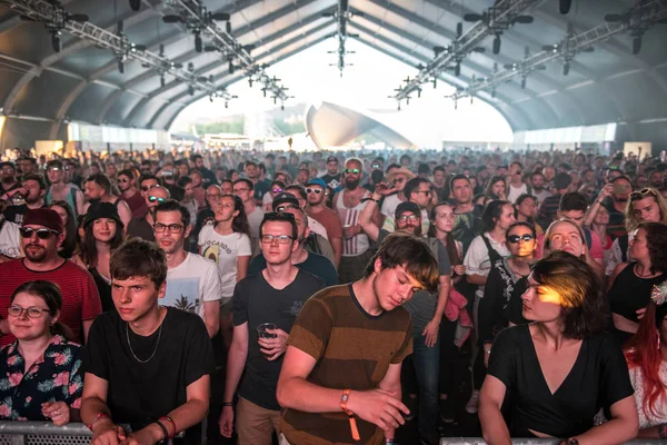 Canlı rap konserinde parti insanların kalabalık