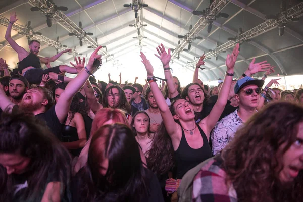 Foule de personnes headbanging et faire la fête — Photo