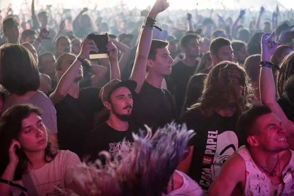 Foule de personnes headbanging et faire la fête — Photo