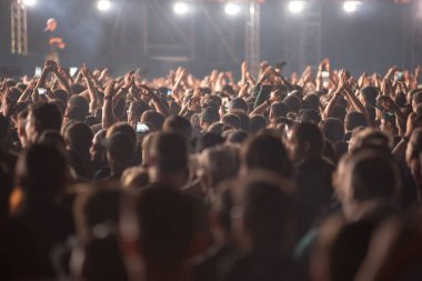 Rock konserinde insan kalabalığı