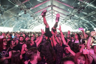 Adam rock konserinde kalabalık sörf yapıyor