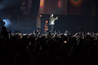 canlı rock konseri