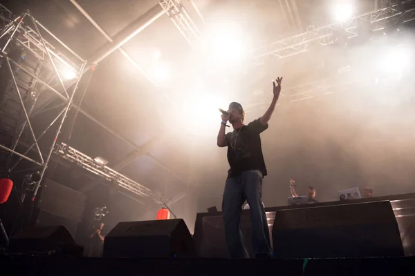 Élő hip-hop koncert a színpadon — Stock Fotó