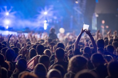 Rock konserinde insan kalabalığı