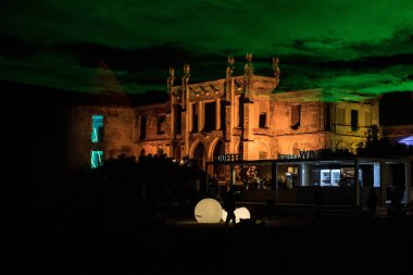 Banffy kalesi gece aydınlatılmış, Romanya