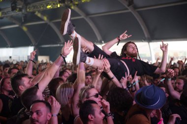 Adam rock konserinde kalabalık sörf yapıyor