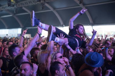 Adam rock konserinde kalabalık sörf yapıyor