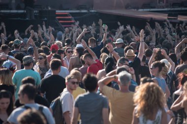 Müzik festivalinde dans eden neşeli insanlar