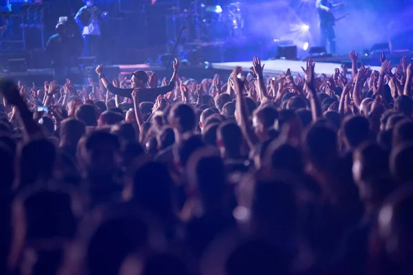 Толпа людей на рок-концерте — стоковое фото