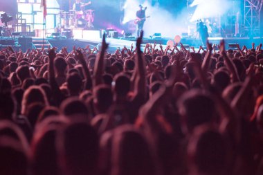 Rock konserinde insan kalabalığı