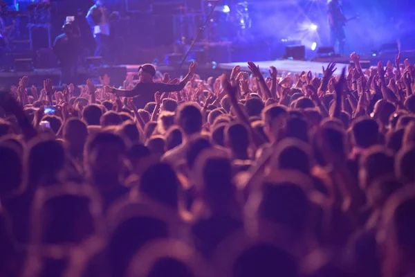 Rock konserinde insan kalabalığı — Stok fotoğraf