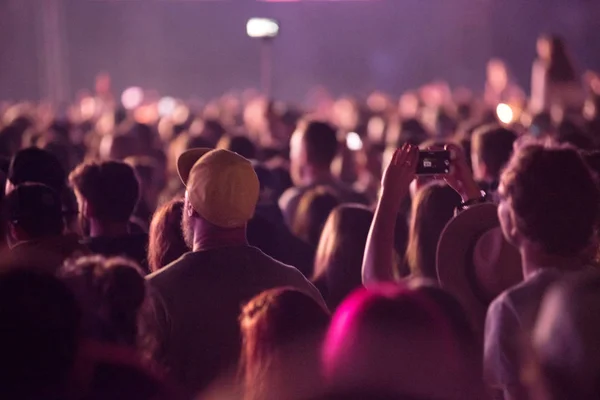 Multitud de personas en el concierto de rock — Foto de Stock