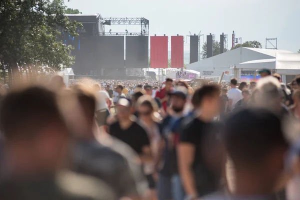 Menigte van mensen op music festival — Stockfoto