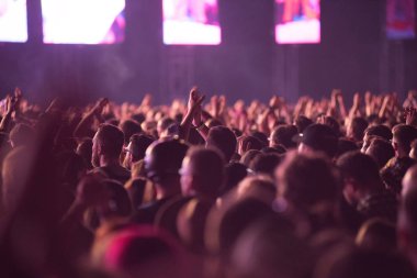 Rock konserinde insan kalabalığı